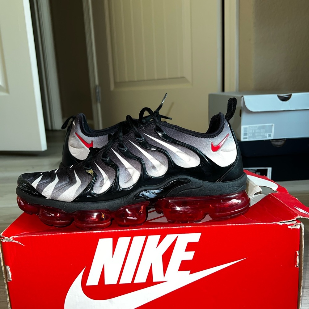 Nike Vapormax Plus Black Silver Volt